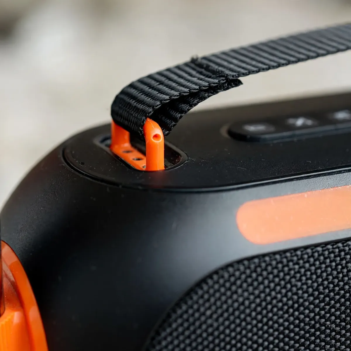 Close-up of the Hoco DS64 carry strap anchored to orange handle mounts