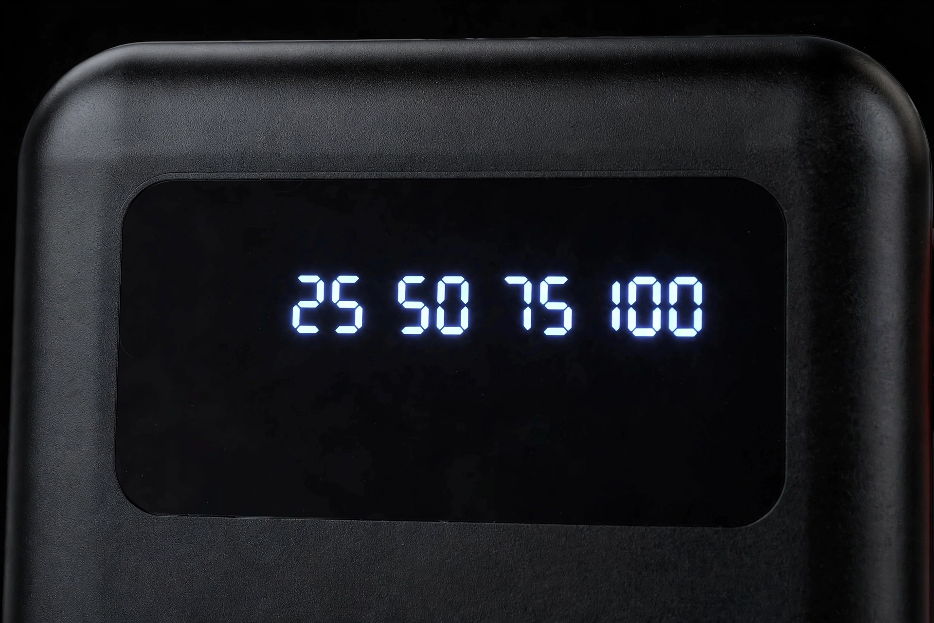 Close-up of the Hoco DB33 Plus digital percentage display showing 25 50 75 100