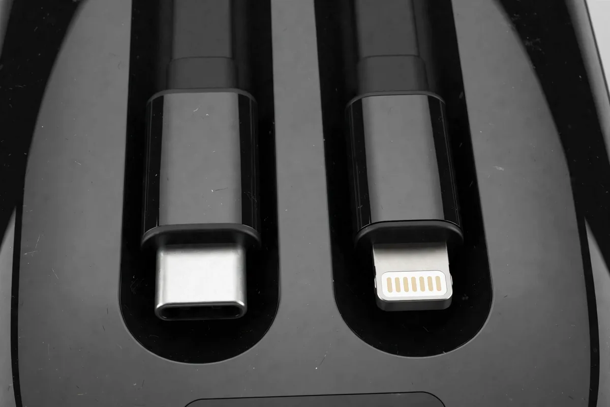 Close-up of the Hoco MMJ-27 built-in USB-C and iP cable tips in their docks
