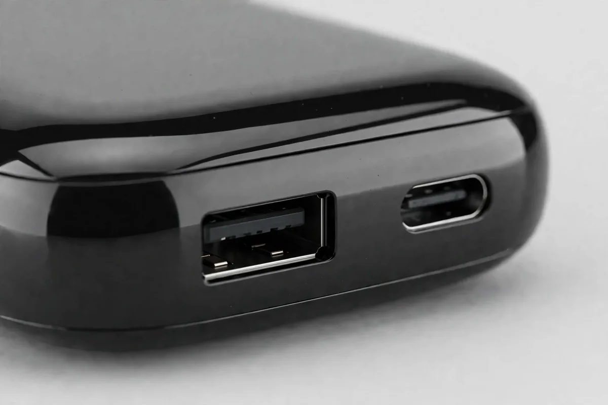 Close-up of the Hoco MMJ-27 USB-A and Type-C ports on the side edge