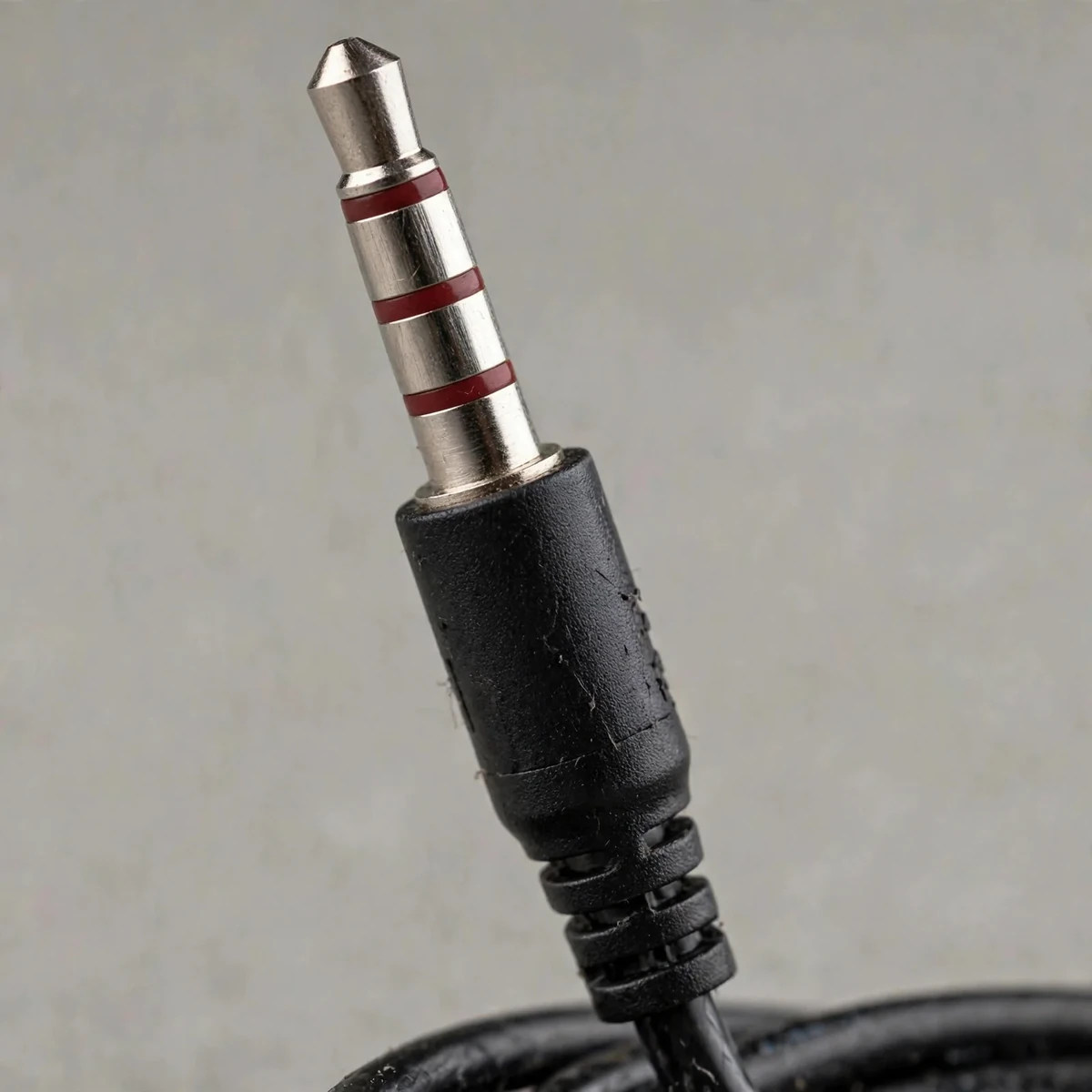 Macro of the Geeoo X10 4-pole 3.5mm audio jack with red rings